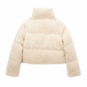 Vue arrière de la veste en polaire blanche à col montant et texture matelassée