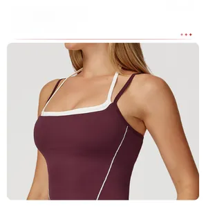 Detail eines weinroten Sport-Yoga-BHs mit weißen Kontrastkanten und herausnehmbaren Pads
