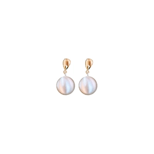 Boucles d'oreilles boules dorées minimalistes avec design élégant de perles blanches