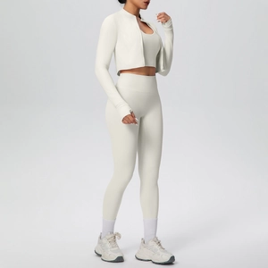 Vista laterale dettagliata del set yoga bianco panna con giacca, reggiseno e pantaloni a vita alta