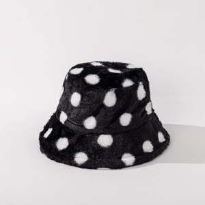 Dettaglio cappello alla pescatora in peluche nero a pois per calore autunnale