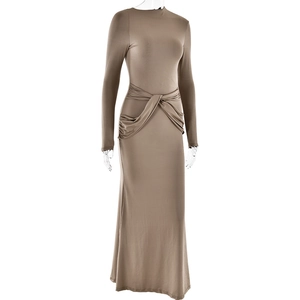 Détail du nœud à la taille et des plis froncés sur cette robe taupe à manches longues
