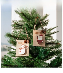 Détail des ornements de Noël en bois avec Père Noël et bonhomme de neige sur sapin