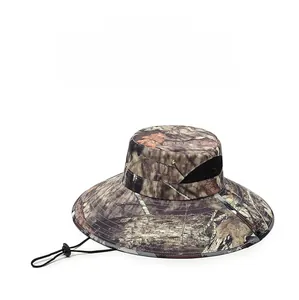 Dettaglio del cappello camouflage da giungla con fori in rete e sottogola regolabile