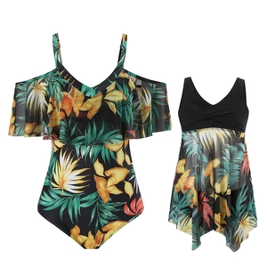 Détails de maillots de bain tropicaux à fleurs avec volants et épaules dénudées élégants