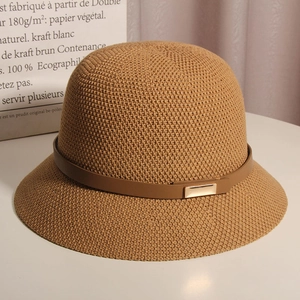 Chapeau de soleil marron tissé pour femme avec sangle en cuir et boucle dorée