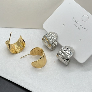 925 silver chunky hammered C-shape hoop earrings set in polished gold and silver finish