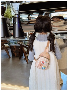 Reflet miroir montrant un enfant portant un sac de poitrine mignon motif capybara