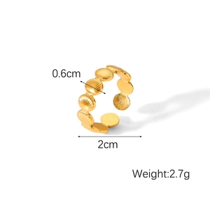 Vista dettagliata dell'anello a conchiglia dorato con larghezza di 0,6 cm e texture