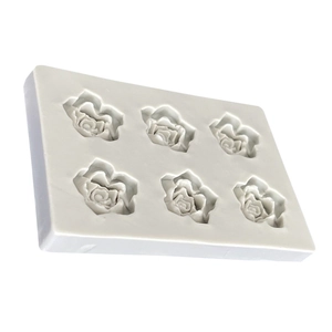 Détail d'un moule en silicone gris avec six cavités de roses et pivoines ciselées