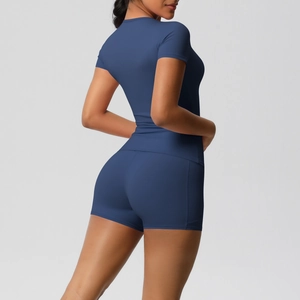 Detail of navy blue slim-fit gym set showing ergonomic seams and high-stretch fabric texture