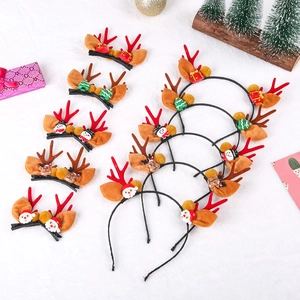 Set de barrettes de Noël avec Père Noël et bois de renne sur fond en peluche blanche