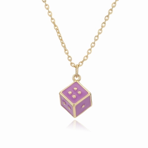 Collana dorata con ciondolo a dado in smalto viola, charm a cubo su catena sottile