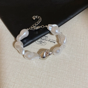 Détail d'un bracelet en perles baroques avec perle argentée irrégulière et fermoir