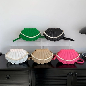 Minimalist shell-shaped crossbody bags with pearl chains in five elegant matte colors