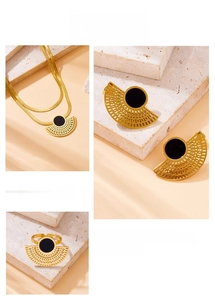 Detailed set of gold-plated fan-shaped necklace, earrings and adjustable ring in black