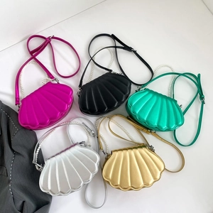 Bolsos bandolera en forma de concha con asas de perlas en cinco colores metalizados