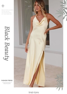 Détail de robe dos nu en satin avec fente haute et licou en couleur jaune doux élégant