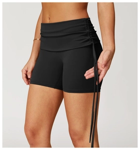 Detailansicht der schwarzen Yoga-Shorts mit hoher Taille und verstellbarem Kordelzug