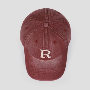 Détail de la casquette de baseball en jean bordeaux avec logo R brodé en blanc
