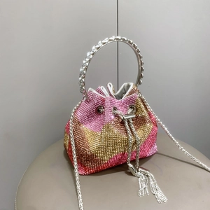 Dettaglio borsa a secchiello da sera con strass sfumati e manico rotondo gioiello