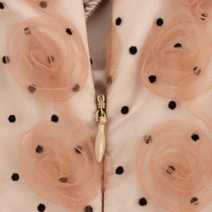 Elegante abito rosa a pois con fiori in rete 3D e dettaglio zip invisibile sul retro