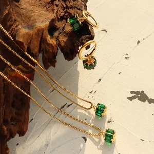 Golden titanium jewelry set featuring emerald zircon necklace and square drop earrings
