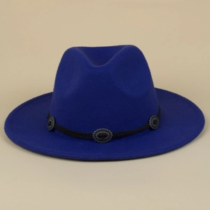 Detailansicht eines royalblauen Wollhutes mit schwarzem Band und silbernen Metallschnallen