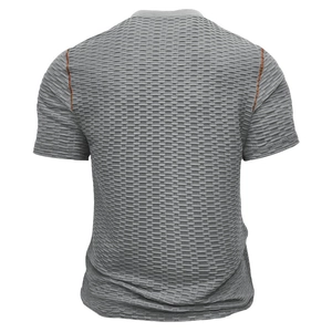 Détail du t-shirt de sport gris avec texture alvéolée 3D et coutures orange contrastées