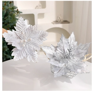 Détail de fleurs de poinsettia de Noël blanches et argentées avec paillettes et perles
