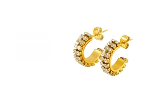 Détail de boucles d'oreilles dorées en C avec double rangée de zircons clairs sertis
