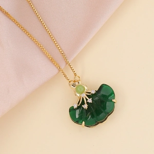 Elegante collana in oro 18K con ciondolo in giada a foglia di ginkgo e diamanti lucenti