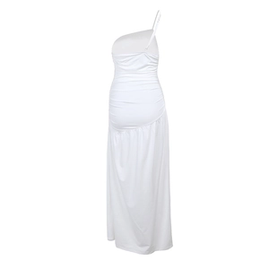 Détail de la robe blanche à une épaule montrant les plis froncés et la maille douce