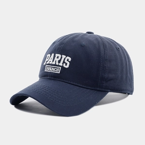 Détail de la broderie blanche Paris et visière sur la casquette en coton bleu marine