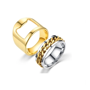 Vue macro détaillée d'une bague décapsuleur dorée et d'une bague rotative argentée à chaîne