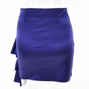 Detailansicht eines lila Satin-Minirocks mit gestuften Rüschen auf einer Schneiderpuppe