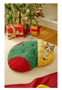Dettaglio macro della cuccia natalizia per gatti in peluche con pompon rossi e fodera calda
