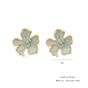 Vue détaillée des boucles d'oreilles fleurs en émail vert clair de 2cm en acier