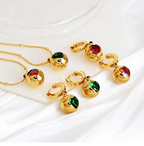 Détail de l'ensemble avec zircons cœur émeraude et rubis sertis en boules dorées