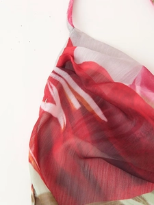 Gros plan détaillé sur la texture légère en mousseline et l'imprimé floral de la robe