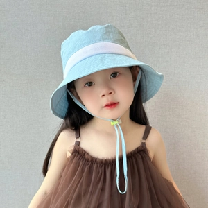 Chapeau de soleil enfant bleu clair avec bande en mesh respirant et jugulaire réglable