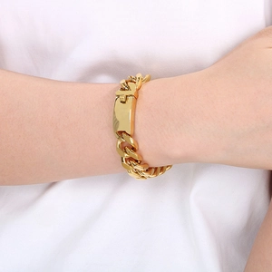 Détail d'un bracelet gourmette doré de 13 mm avec fermoir rectangulaire au poignet