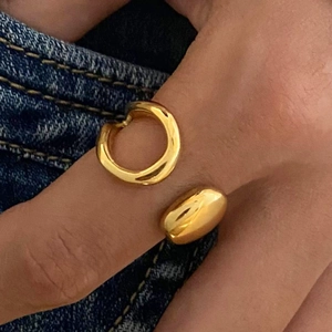 Anello aperto minimalista in acciaio inossidabile placcato oro 18k con design asimmetrico