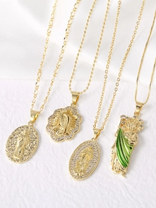 Detailansicht von vier goldenen religiösen Halsketten mit Maria-Emaille-Anhängern