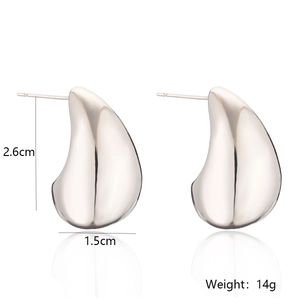 Polierte silberne Tropfenohrringe für Damen, 2,6cm x 1,5cm, auf weißem Hintergrund