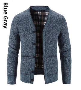 Detail der blau-grauen Strickjacke mit warmem Karo-Futter und Rippstrickbündchen