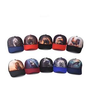 Vista de gorras trucker con parches de animales realistas como tigre, águila y oso