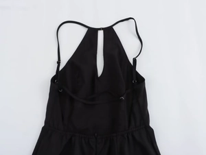 Vue détaillée d'une robe moulante noire avec fines bretelles et découpe dans le dos