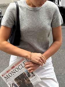 Haut décontracté à manches courtes en tricot gris pour femme au style minimaliste chic