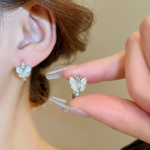 Détail de boucles d'oreilles papillon en opale avec strass et finition en argent fin